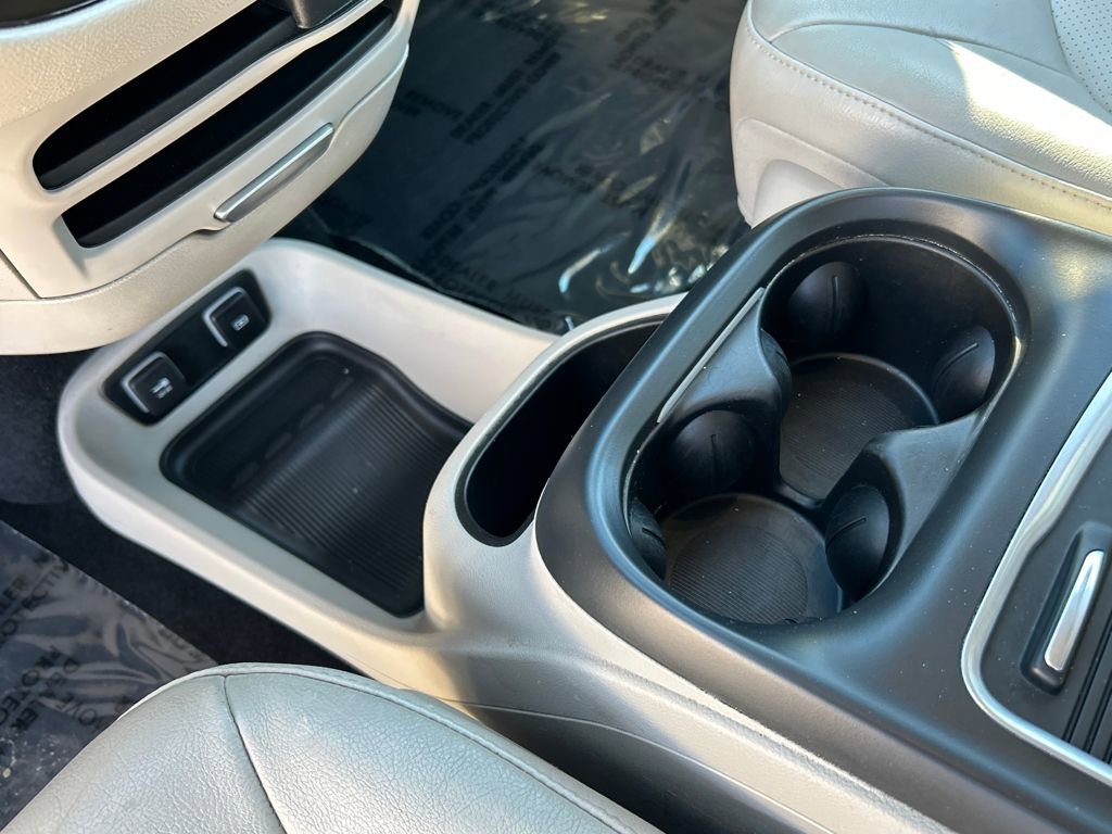 Used 2021 Chrysler Pacifica Touring-L image 16