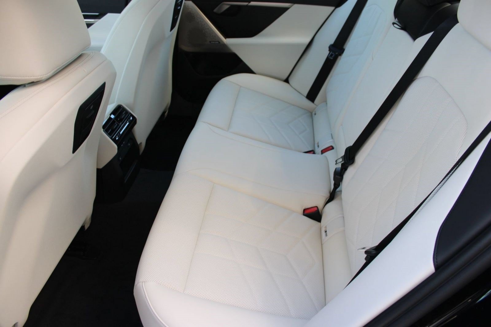 Used 2026 BMW 530i w/ M Sport Package RWD image 24