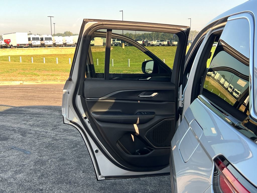 New 2025 Jeep Grand Cherokee Laredo X w/ Luxury Tech Group I image 35