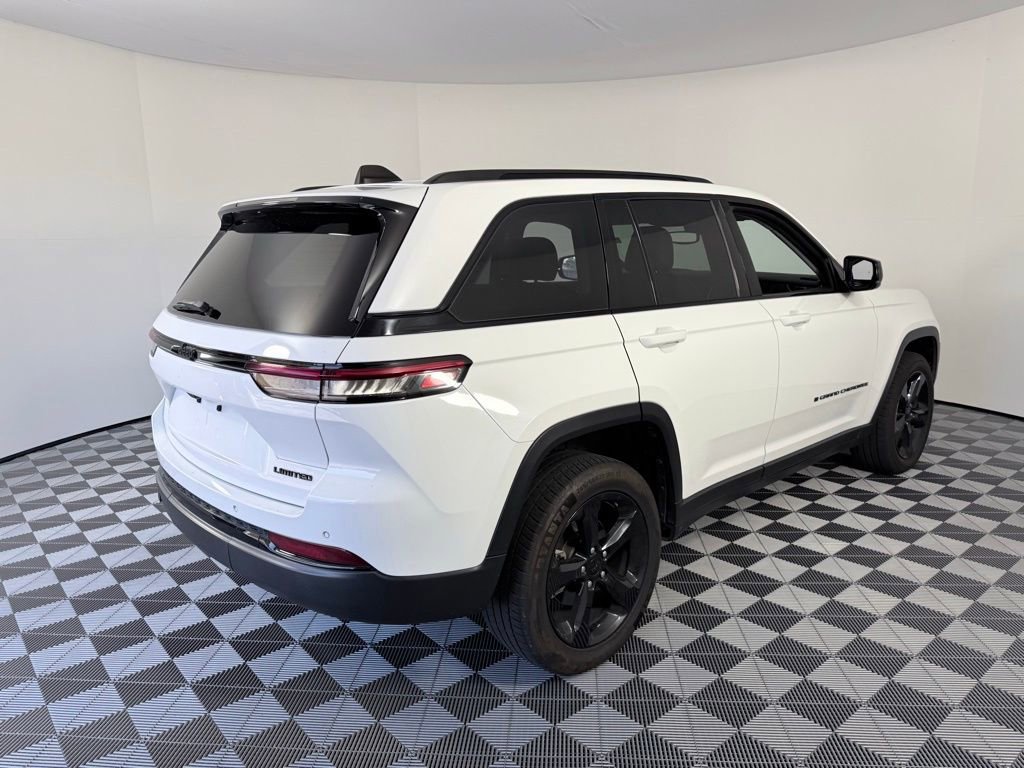 Used 2023 Jeep Grand Cherokee Limited w/ Black Appearance Package image 6