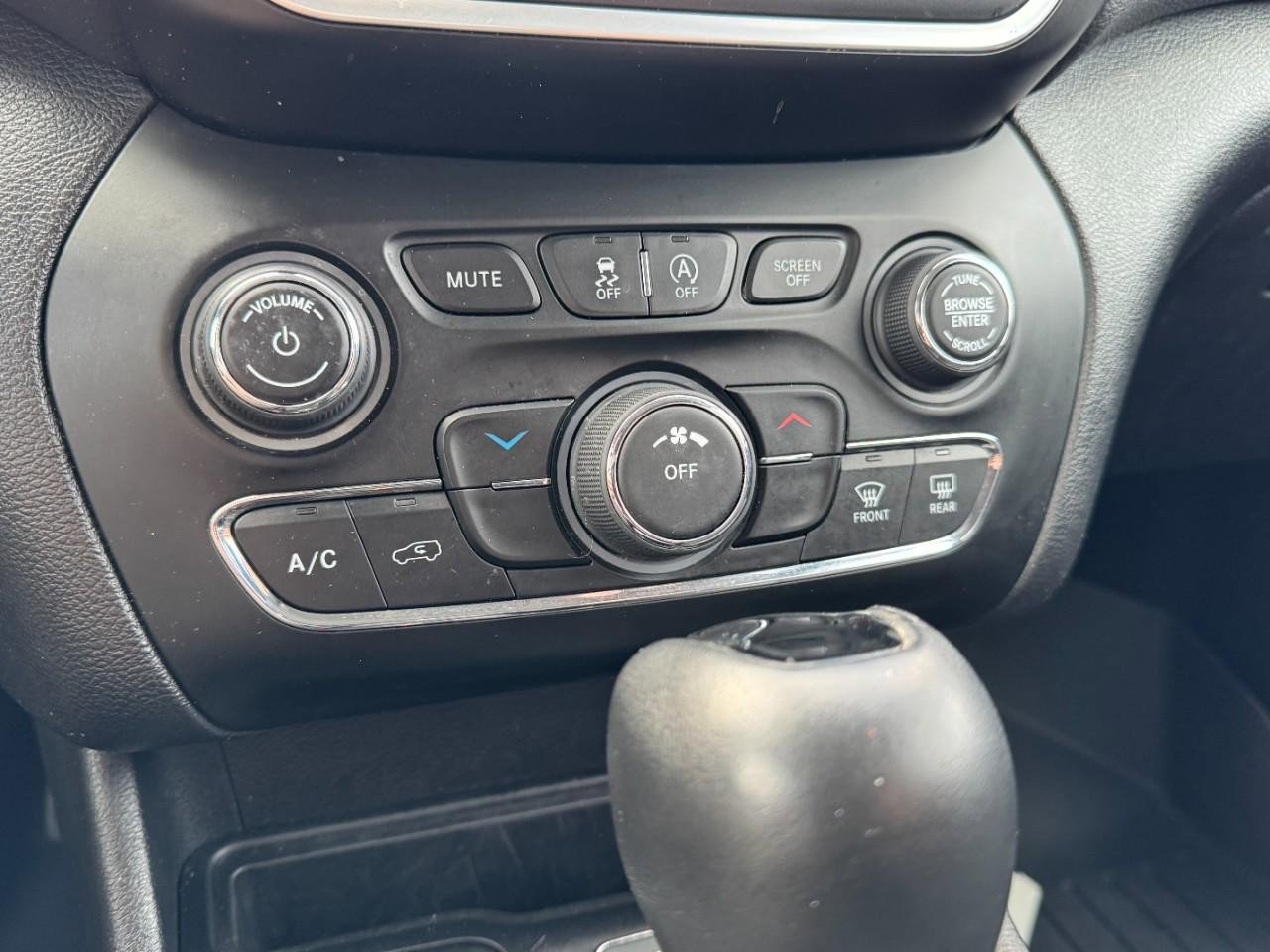 Used 2020 Jeep Cherokee Latitude Plus image 18