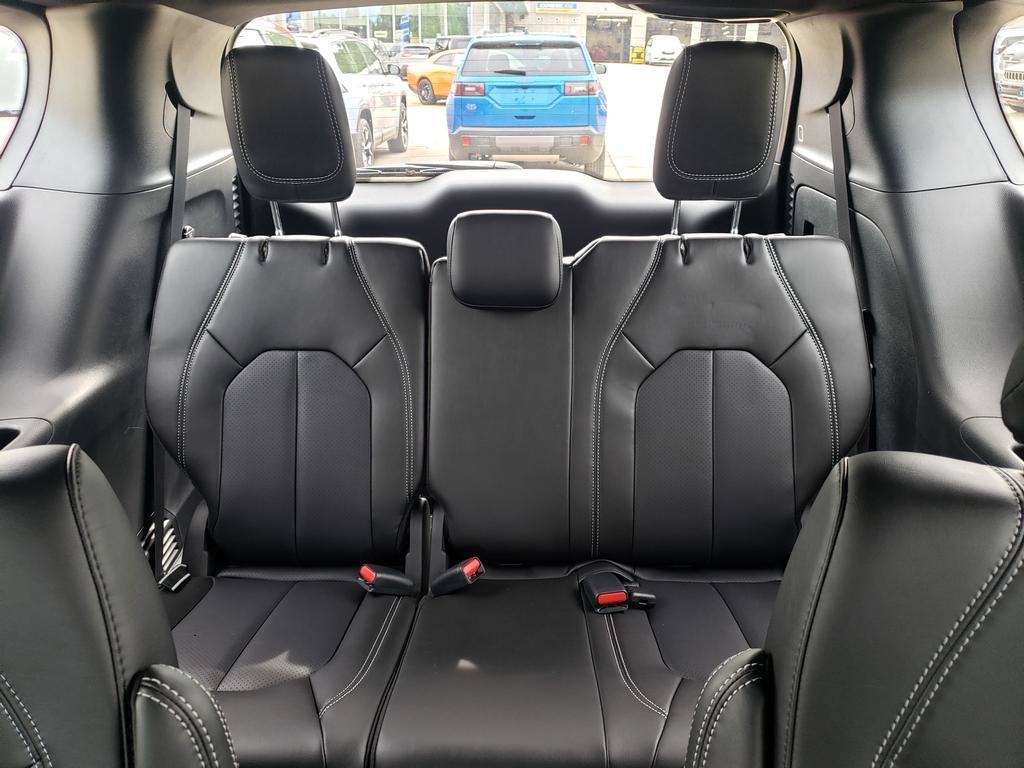New 2026 Chrysler Pacifica Select AWD/4WD image 13