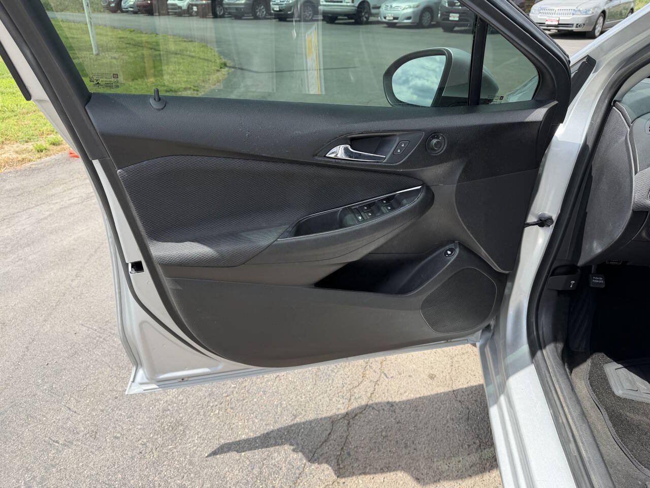 Used 2019 Chevrolet Cruze LT FWD image 11