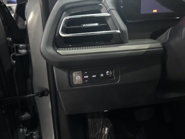 Used 2025 Chevrolet Traverse LT image 14