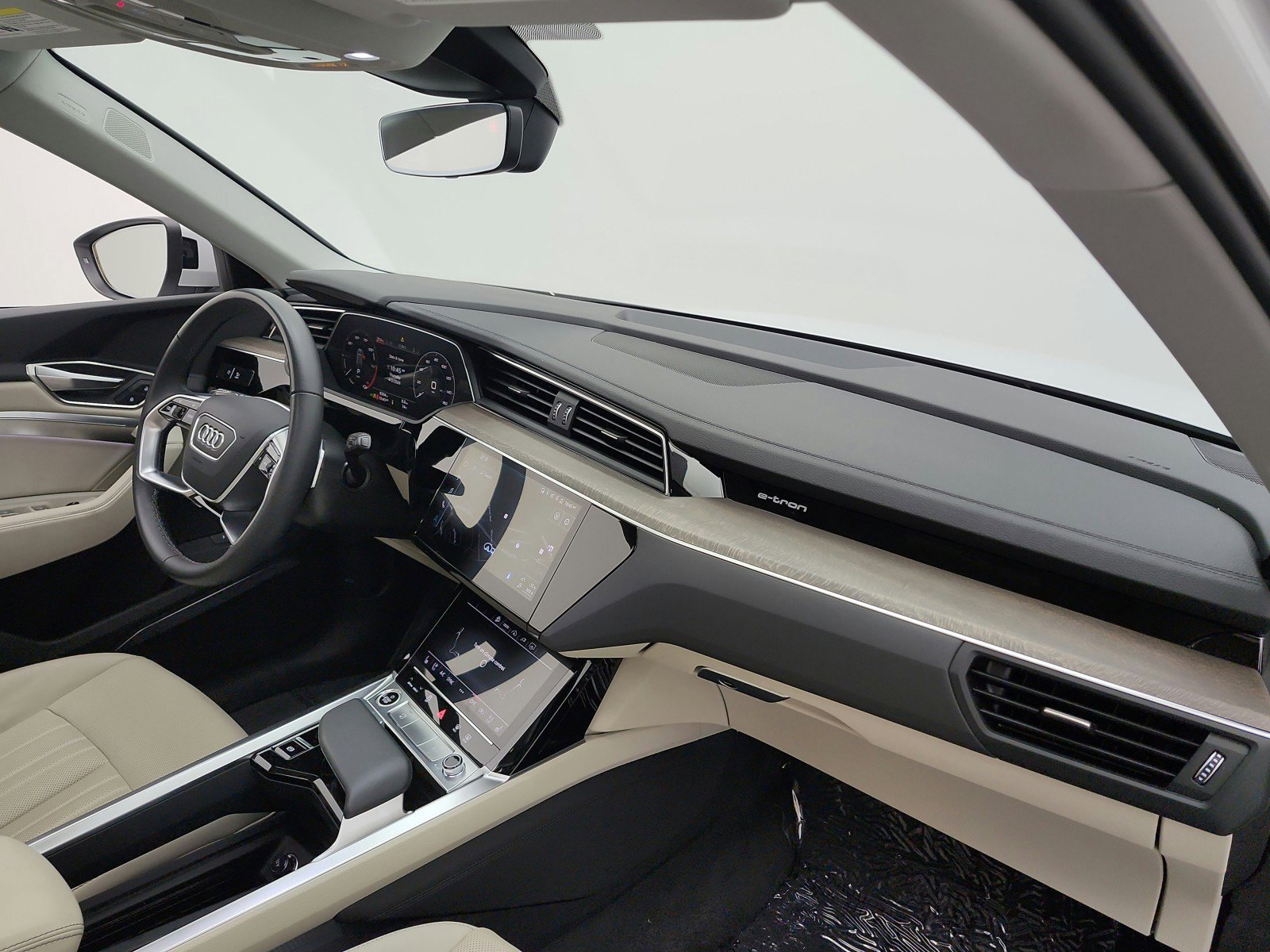 Used 2024 Audi Q8 e-tron Premium Plus w/ Premium Plus Package image 18