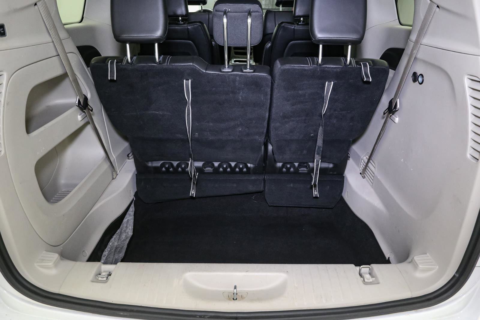 Used 2024 Chrysler Pacifica Touring-L image 12