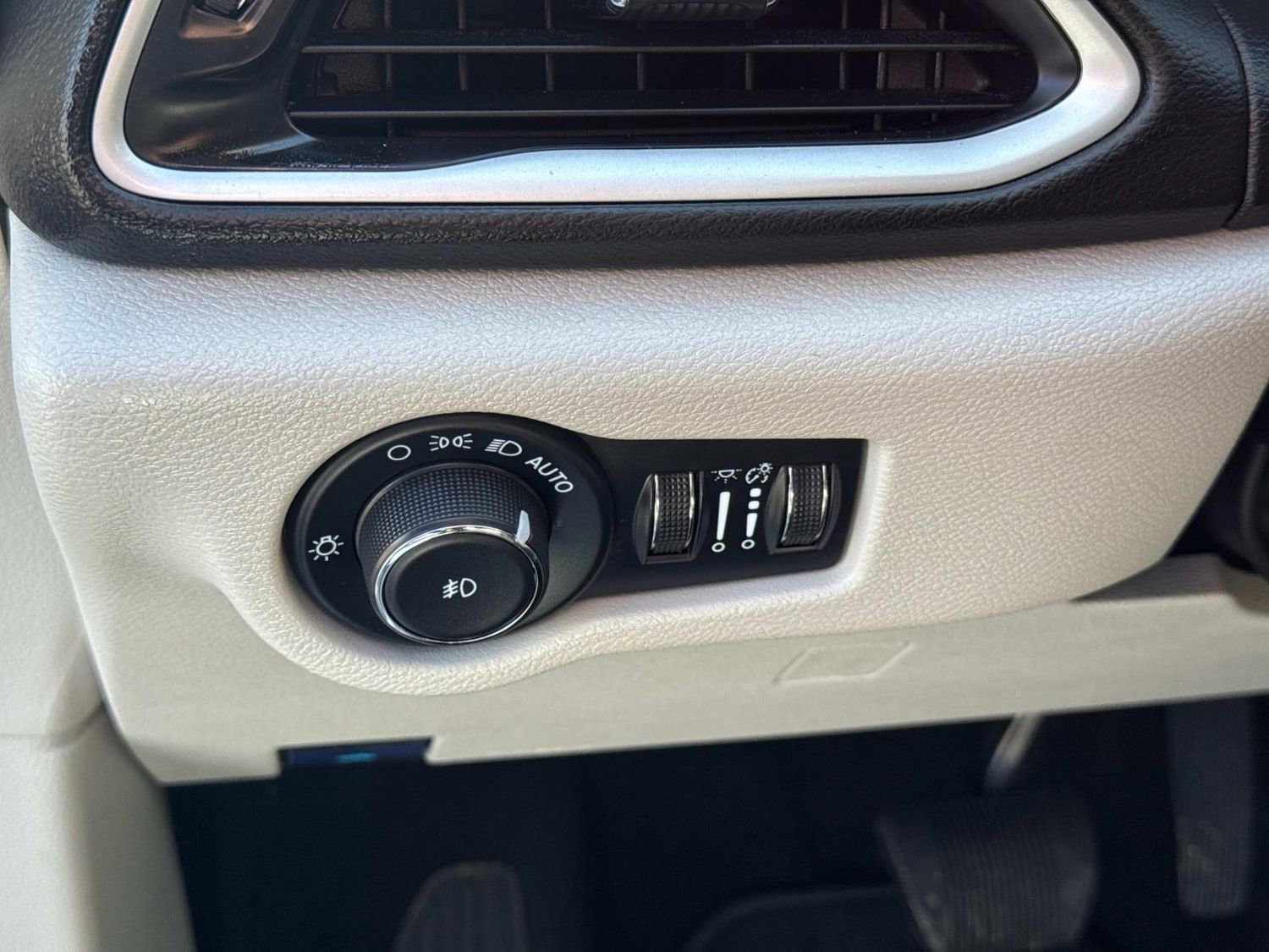 Used 2024 Chrysler Pacifica Touring-L image 32