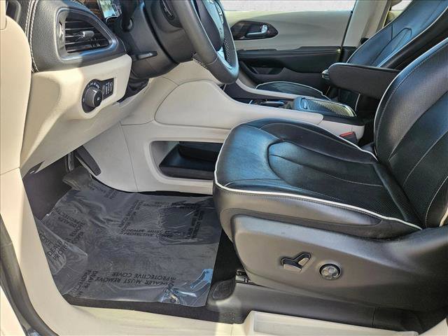 Used 2023 Chrysler Pacifica Limited FWD image 17