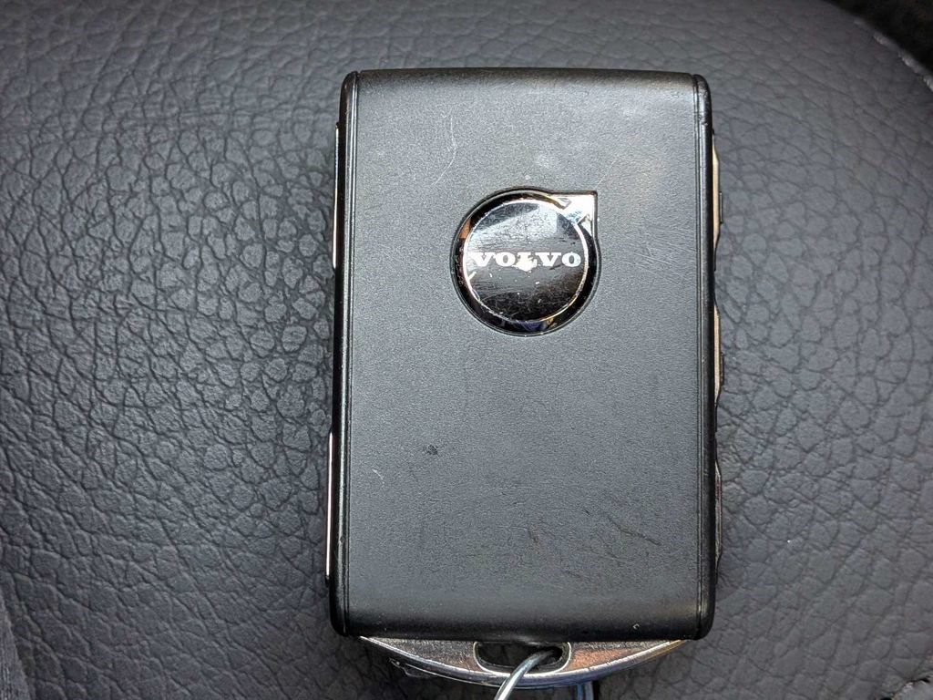 Certified 2025 Volvo XC60 B5 Plus AWD/4WD image 31