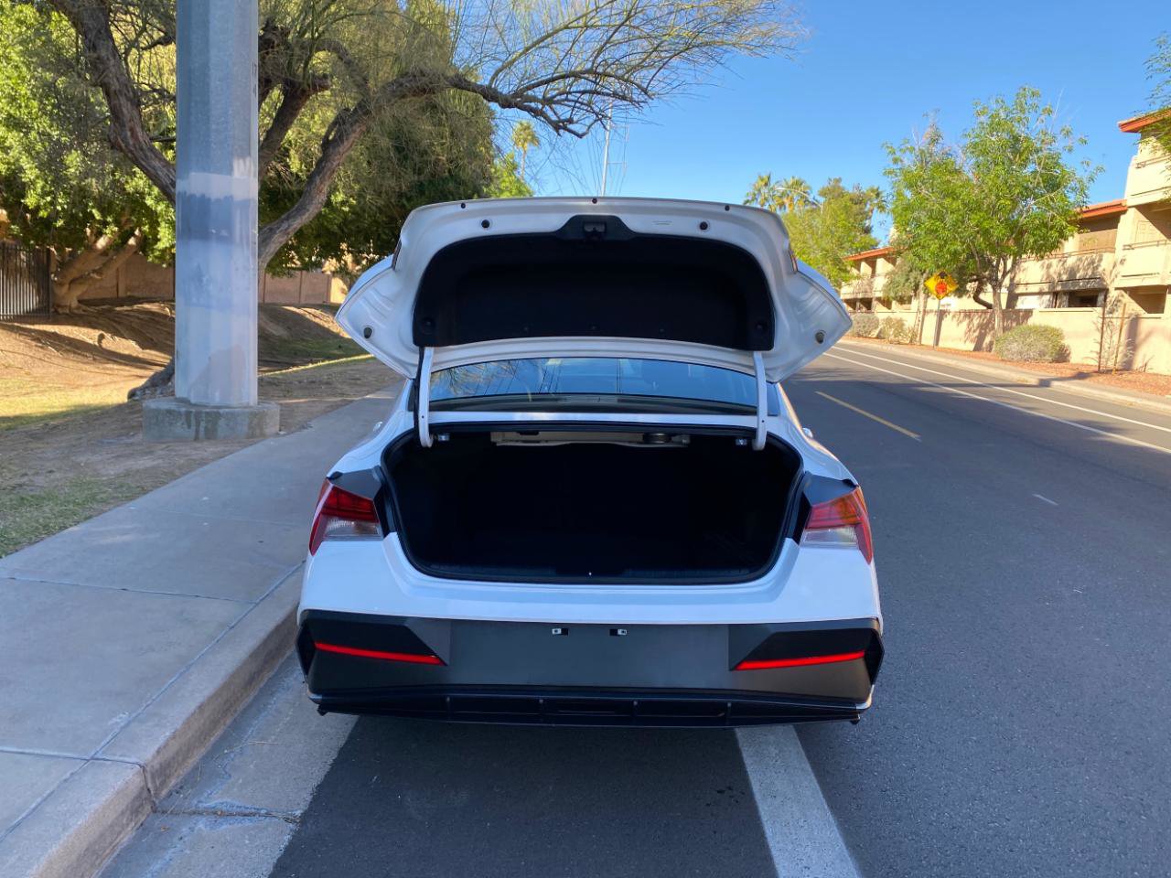 Used 2025 Hyundai Elantra Limited image 8