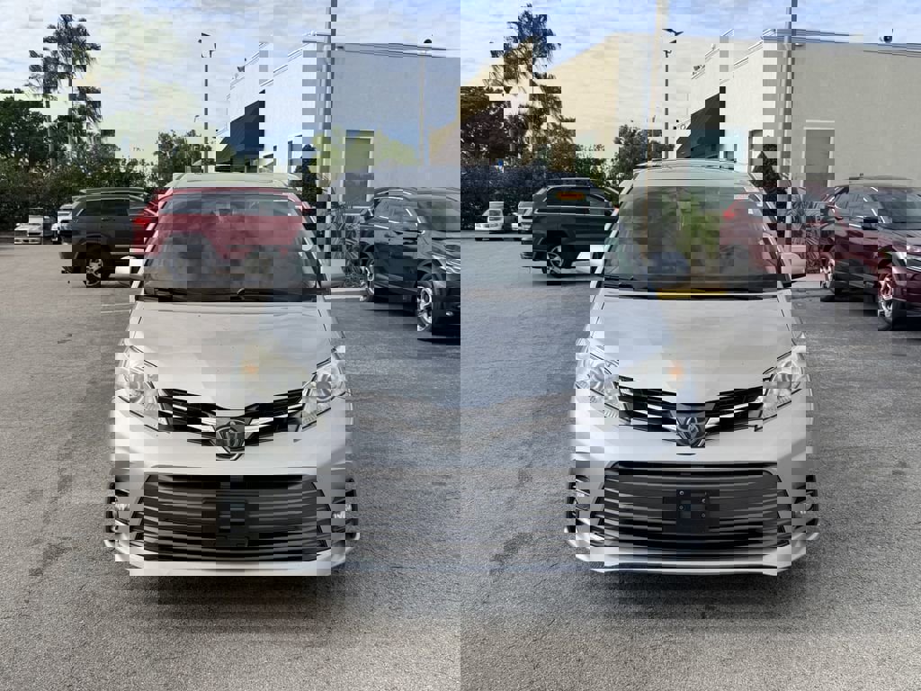 Used 2019 Toyota Sienna XLE image 3