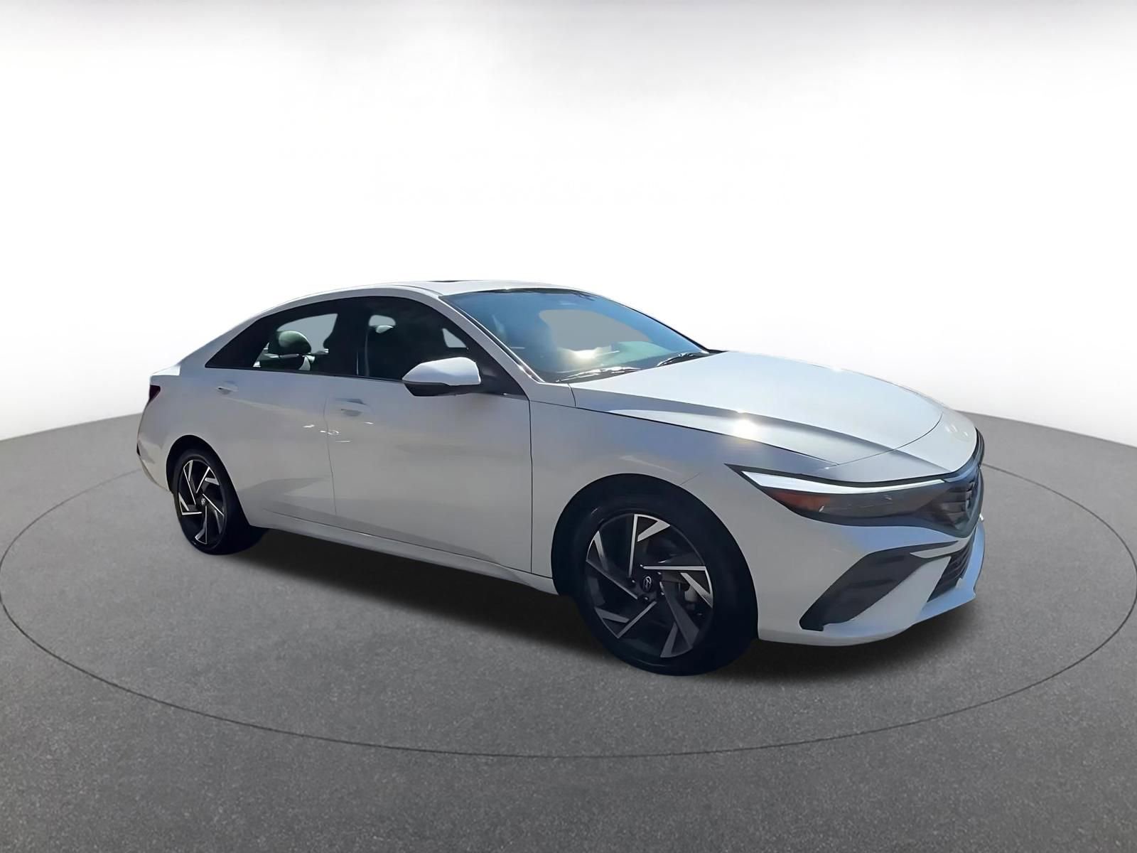Used 2025 Hyundai Elantra Limited FWD image 2