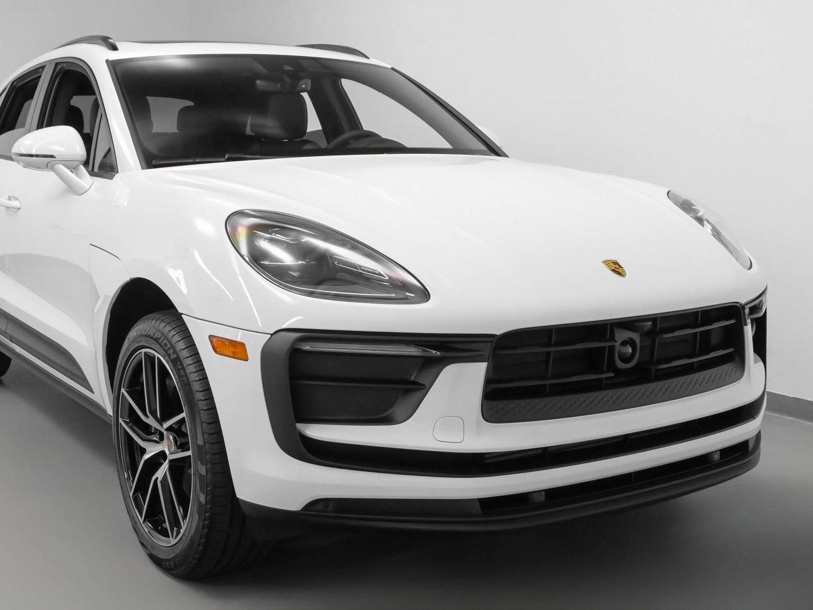 Certified 2025 Porsche Macan image 9