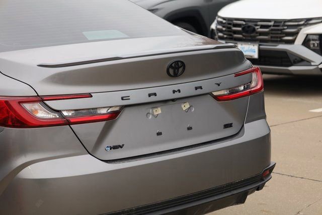 Used 2025 Toyota Camry SE image 7