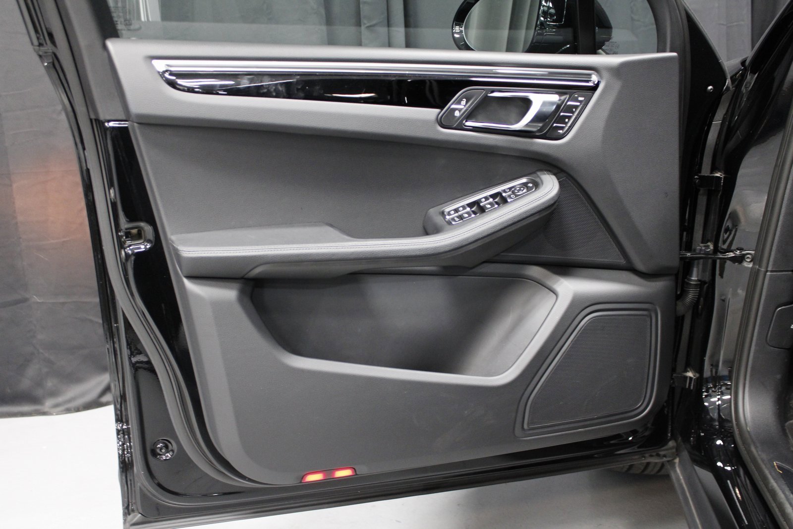 Used 2025 Porsche Macan image 24