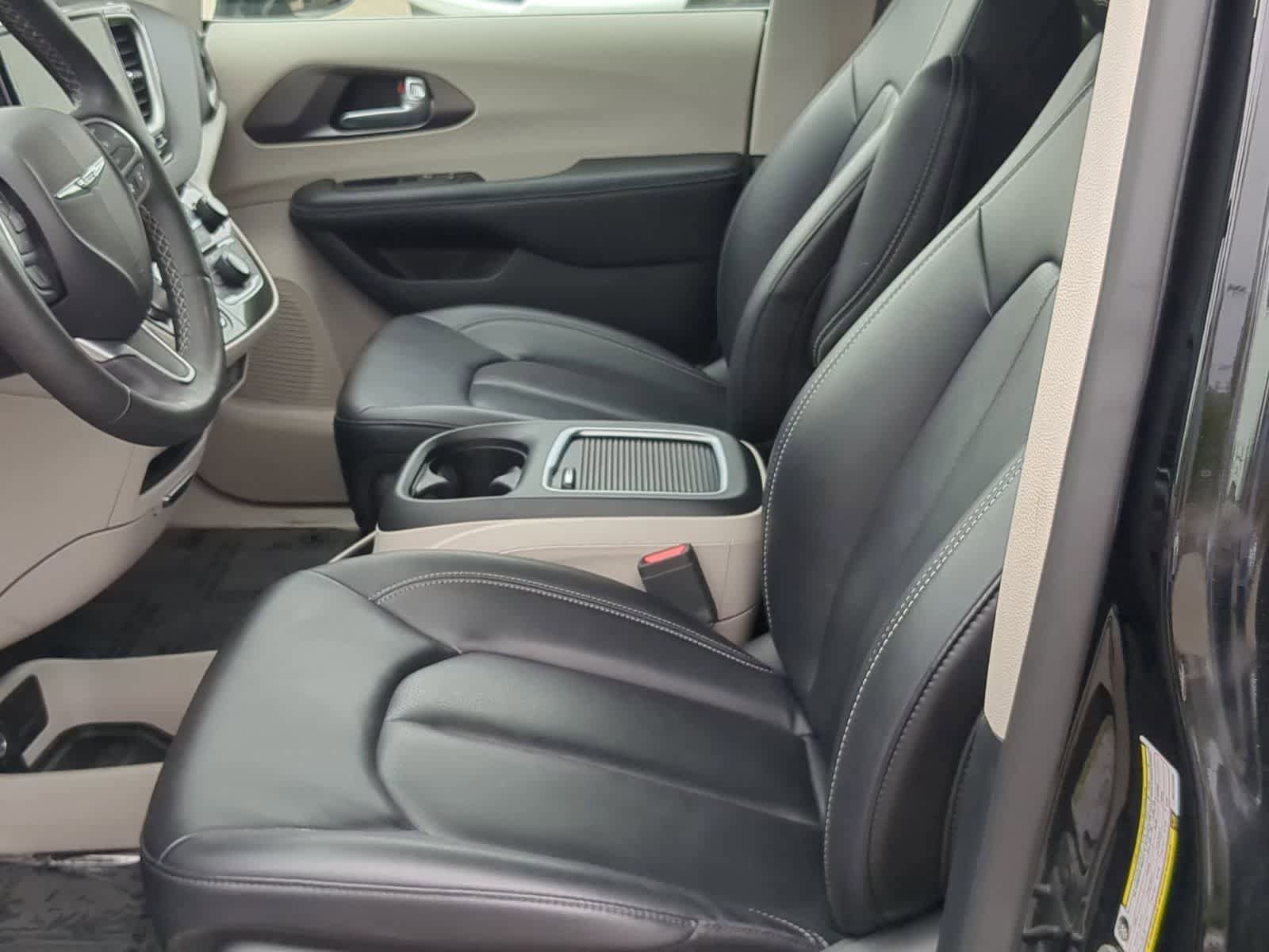 Used 2024 Chrysler Pacifica Touring-L FWD image 16