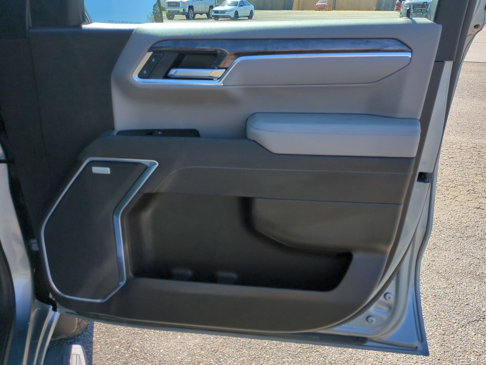 Certified 2025 Chevrolet Silverado 1500 LTZ AWD/4WD image 28