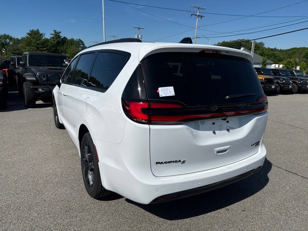 New 2027 Chrysler Pacifica Limited AWD/4WD image 3