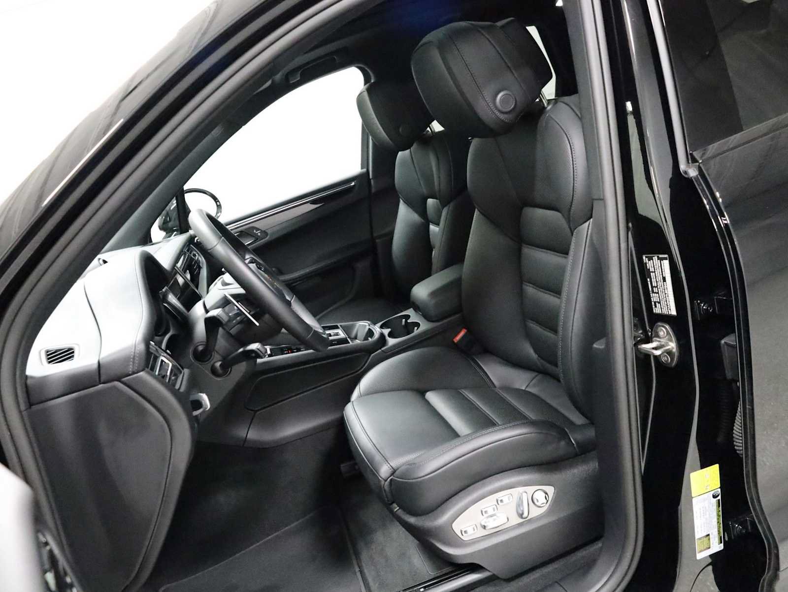 Certified 2026 Porsche Macan AWD/4WD image 5