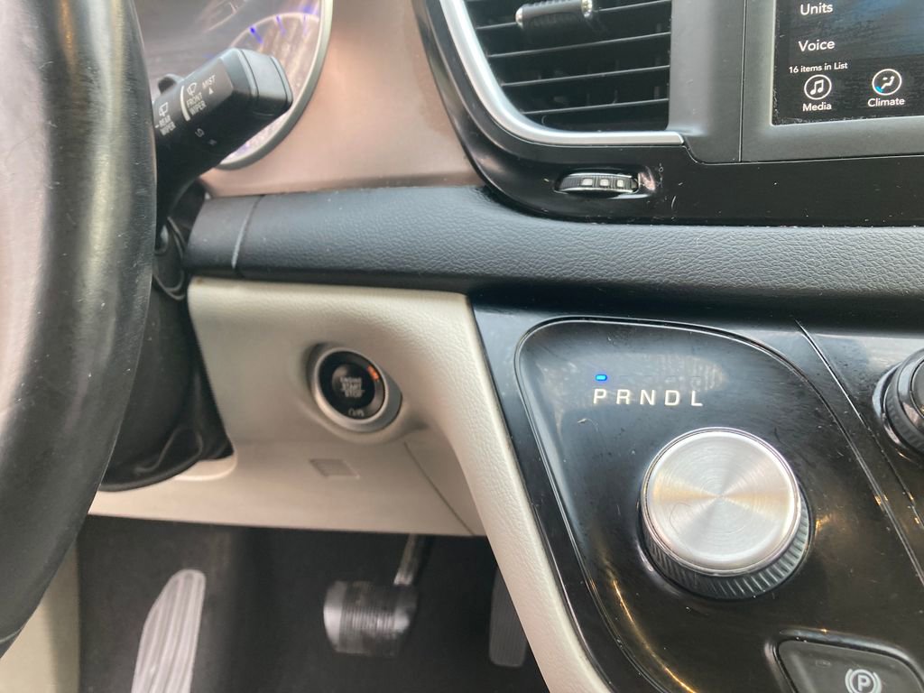 Used 2019 Chrysler Pacifica Touring-L FWD image 20