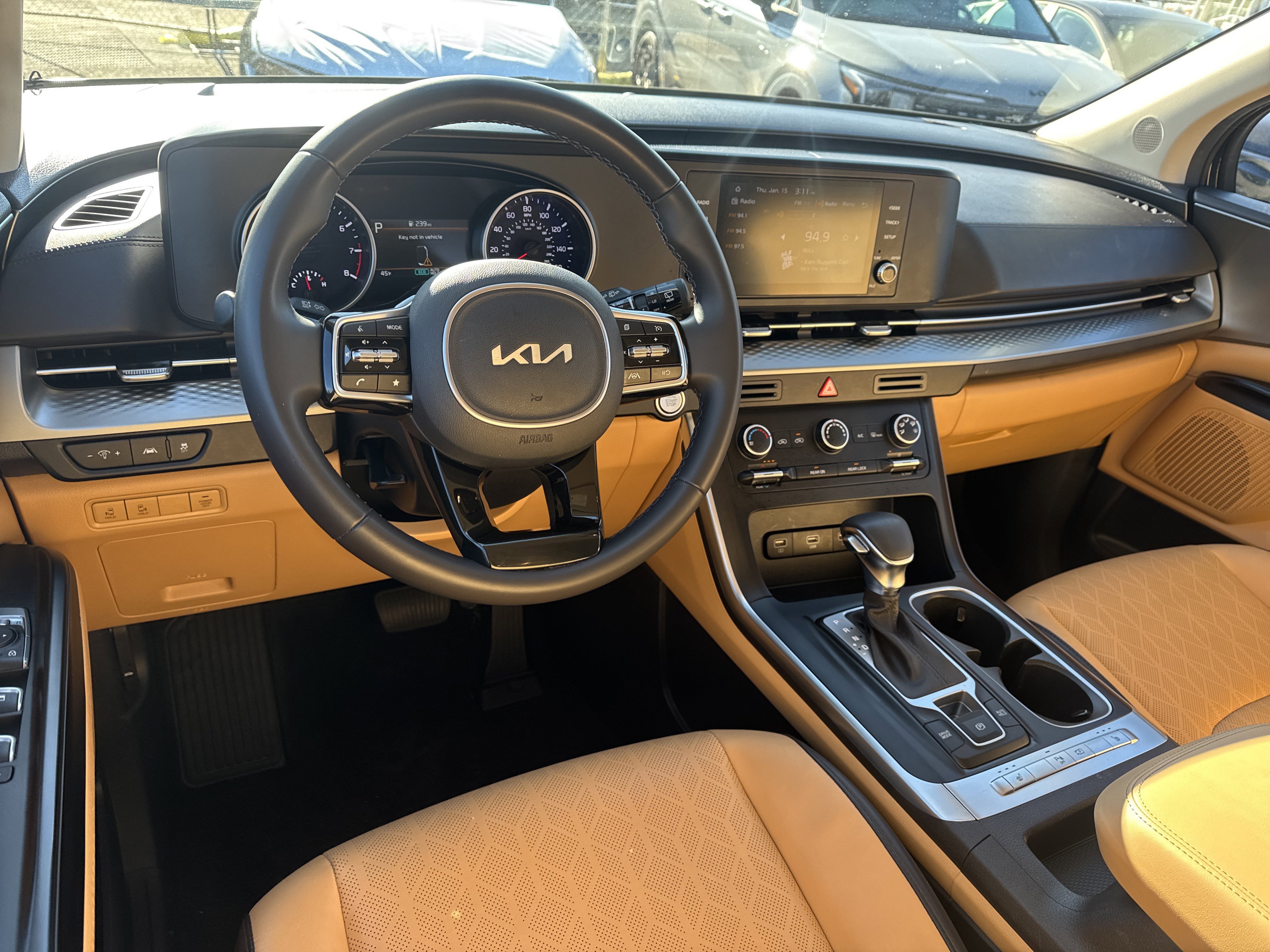 Used 2023 Kia Carnival LX image 20