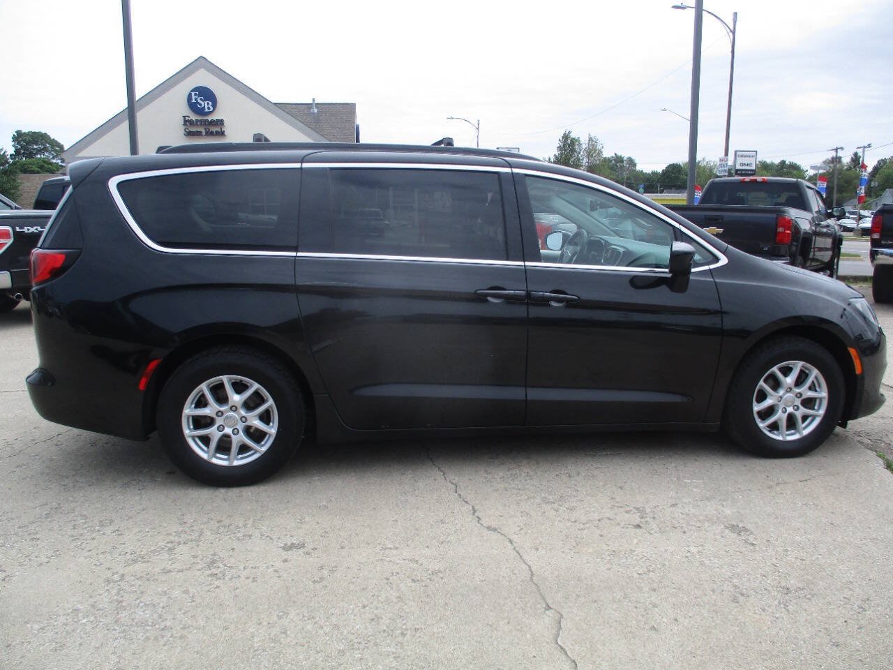 Used 2020 Chrysler Voyager Lxi FWD image 7
