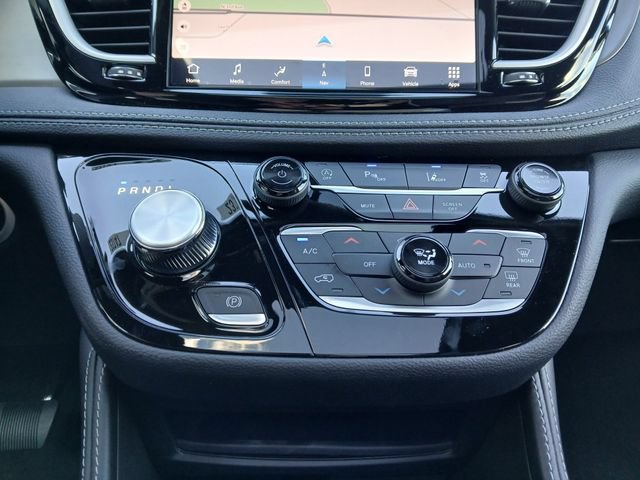 New 2027 Chrysler Pacifica Limited w/ Family Tech Group AWD/4WD image 28