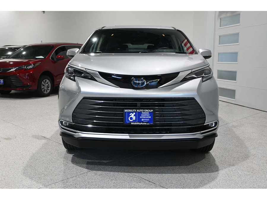 Used 2024 Toyota Sienna Platinum FWD image 4