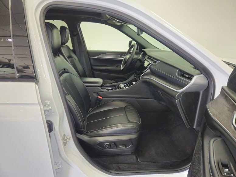 Used 2024 Jeep Grand Cherokee Limited w/ Luxury Tech Group II AWD/4WD image 9