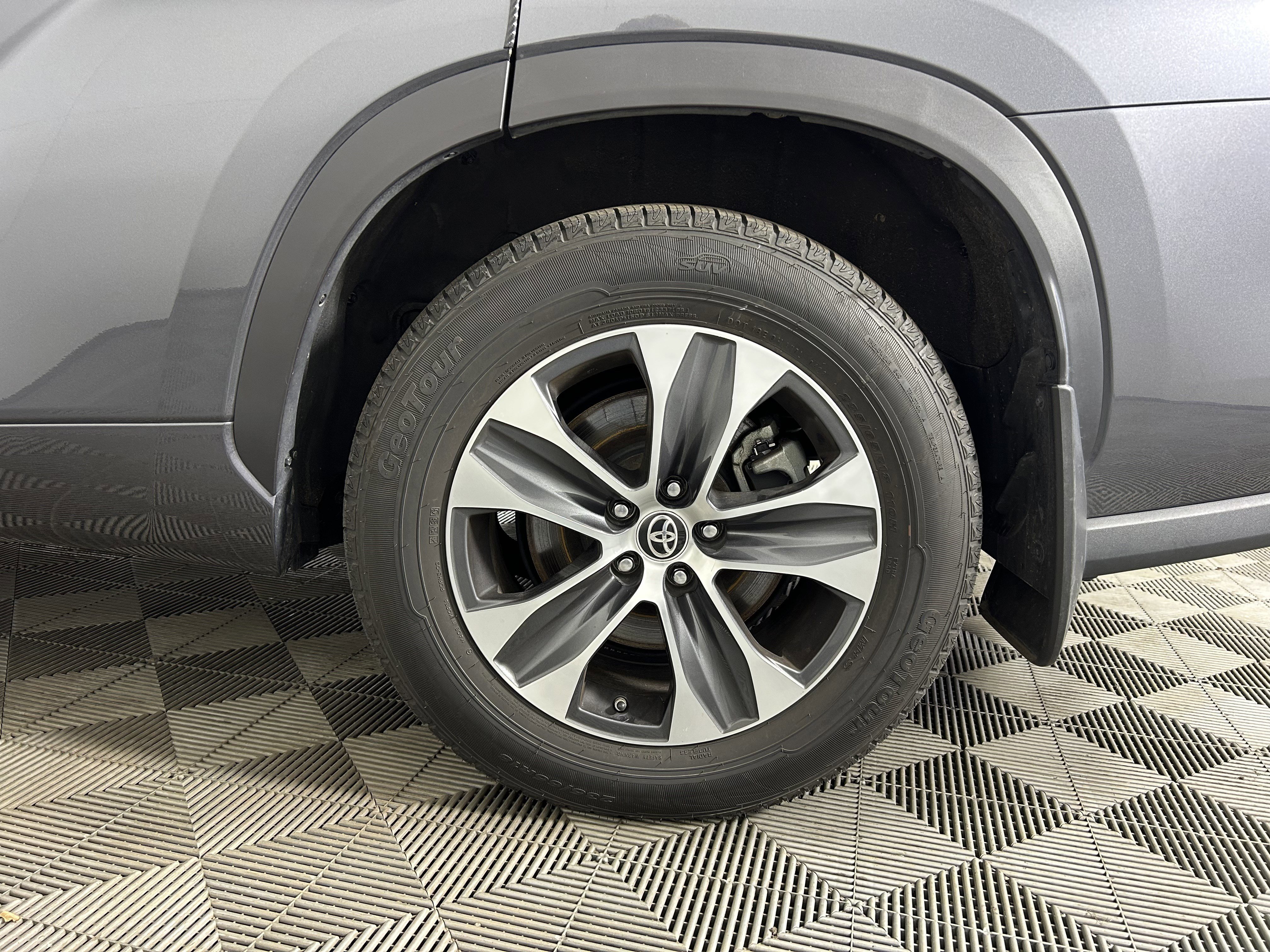 Used 2021 Toyota Highlander XLE image 34