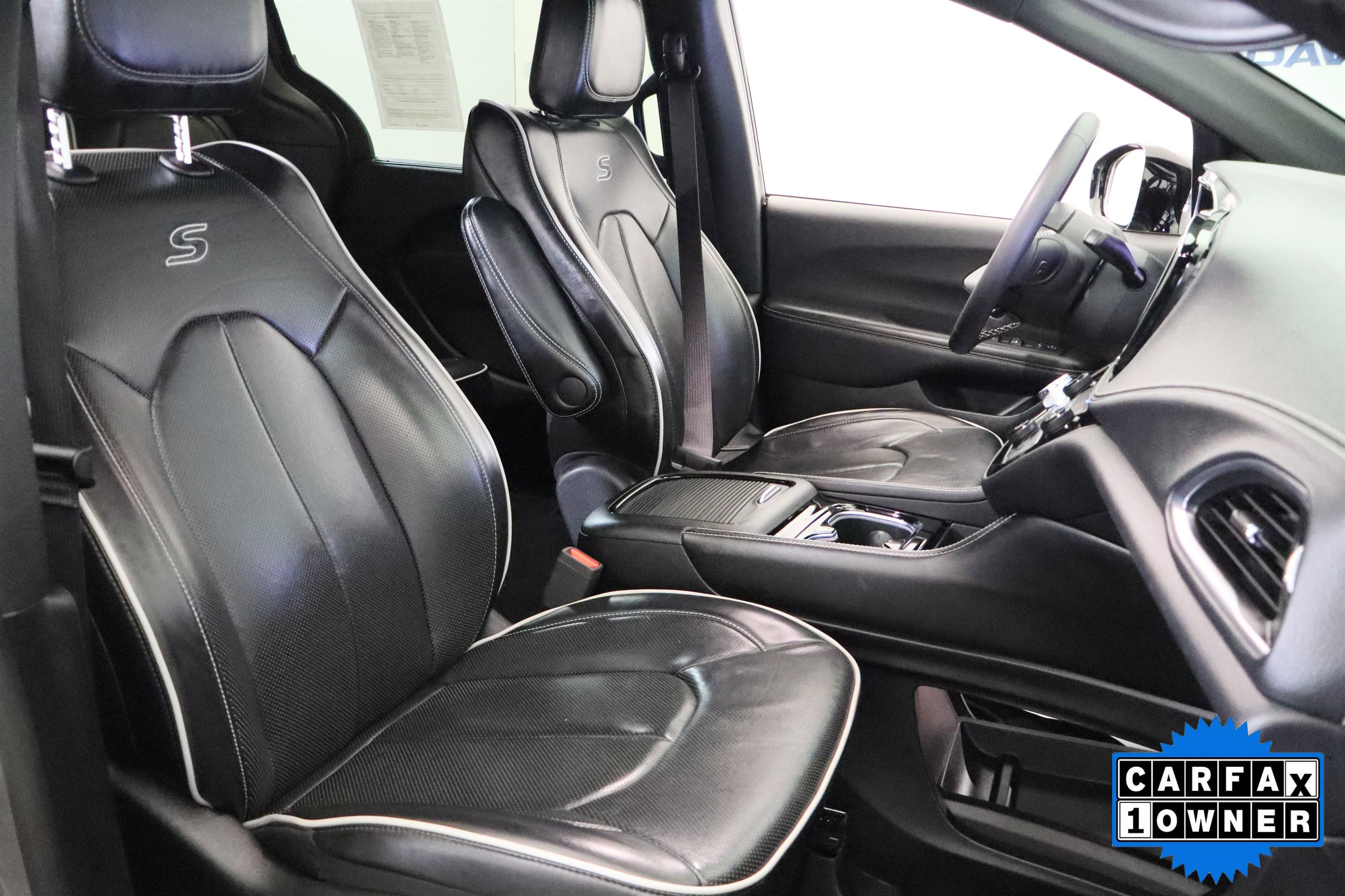 Used 2025 Chrysler Pacifica Limited image 21
