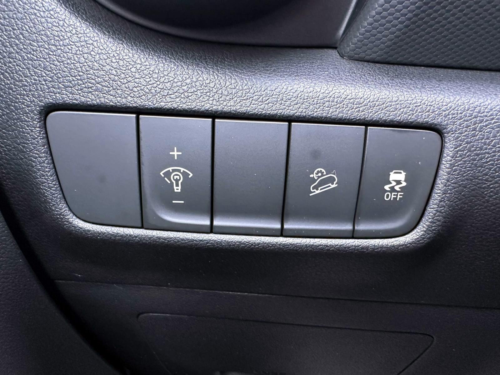 Used 2023 Hyundai Kona SEL AWD/4WD image 16