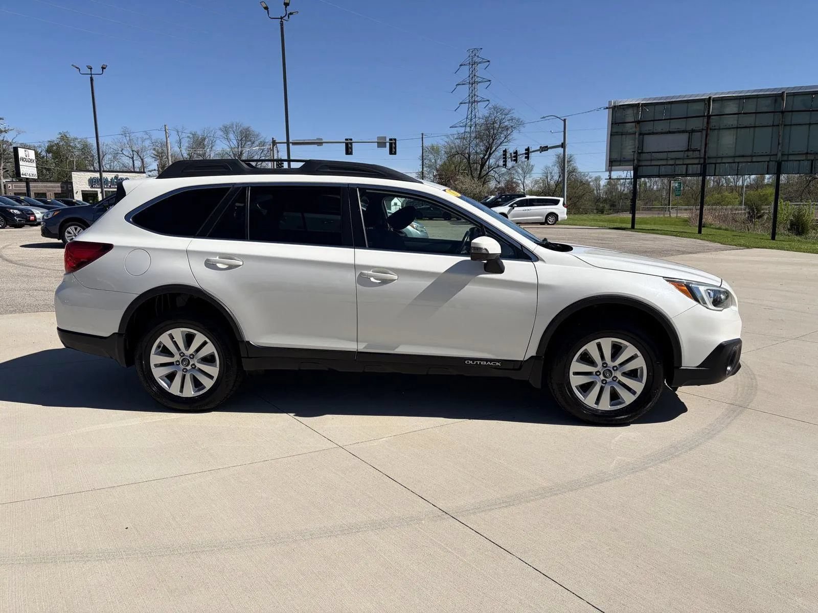 Used 2017 Subaru Outback 2.5i Premium AWD/4WD image 4
