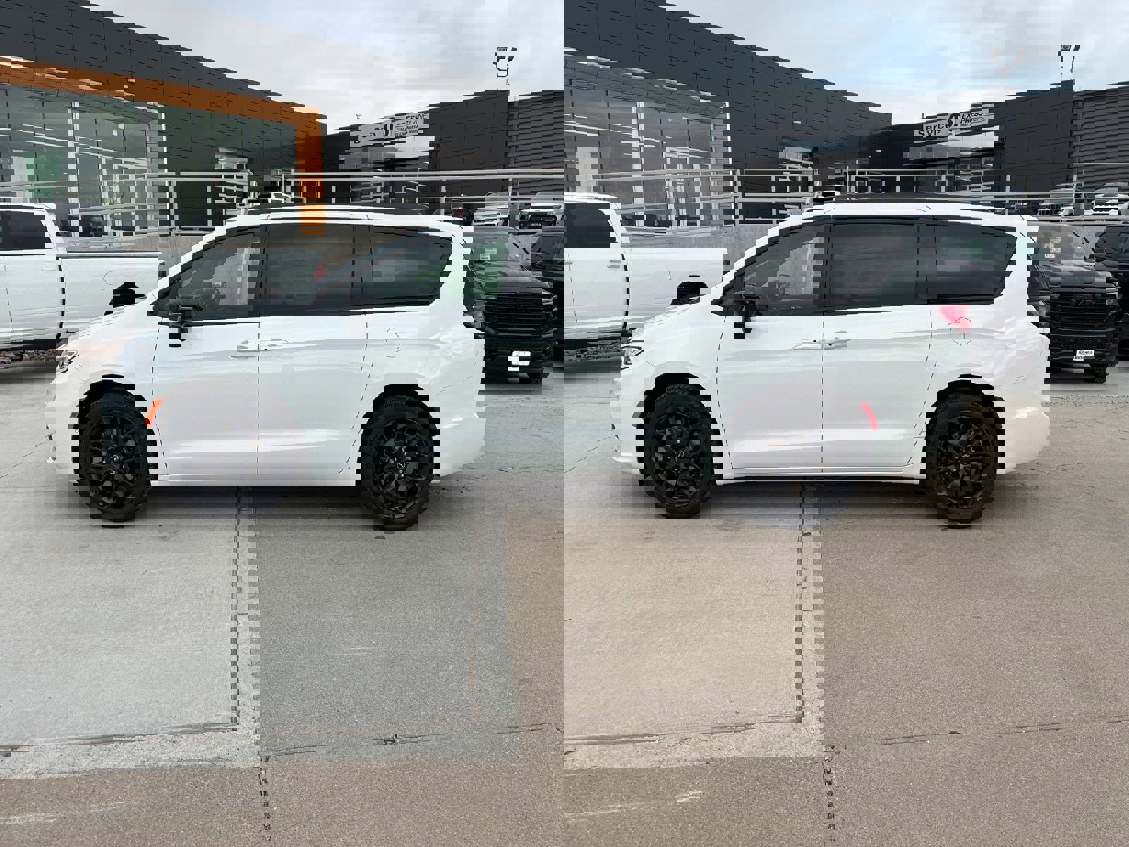 New 2026 Chrysler Pacifica Limited w/ Uconnect Theater Family Group image 2