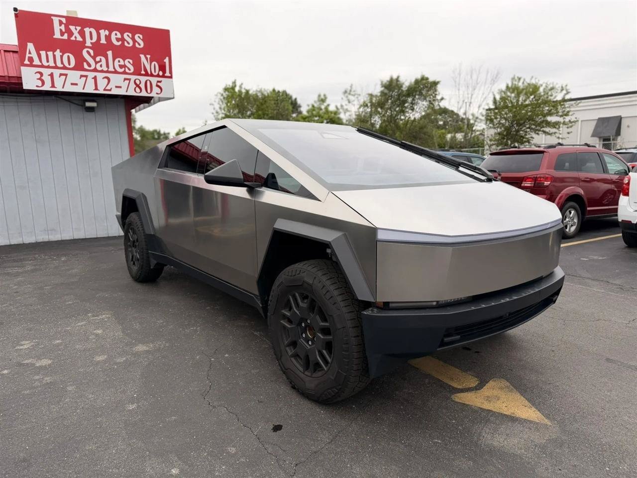 Used 2024 Tesla Cybertruck AWD Crew Cab image 4