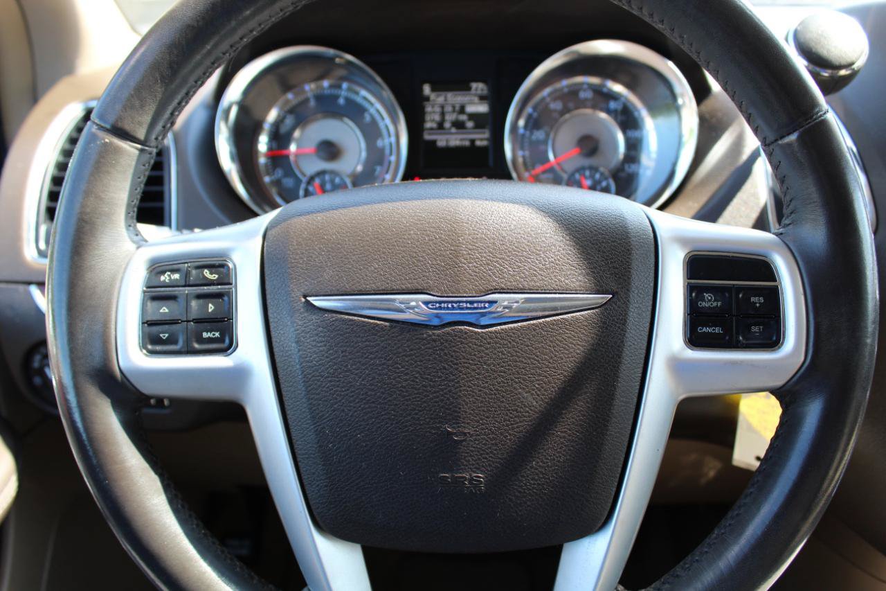 Used 2014 Chrysler Town & Country Touring FWD image 15