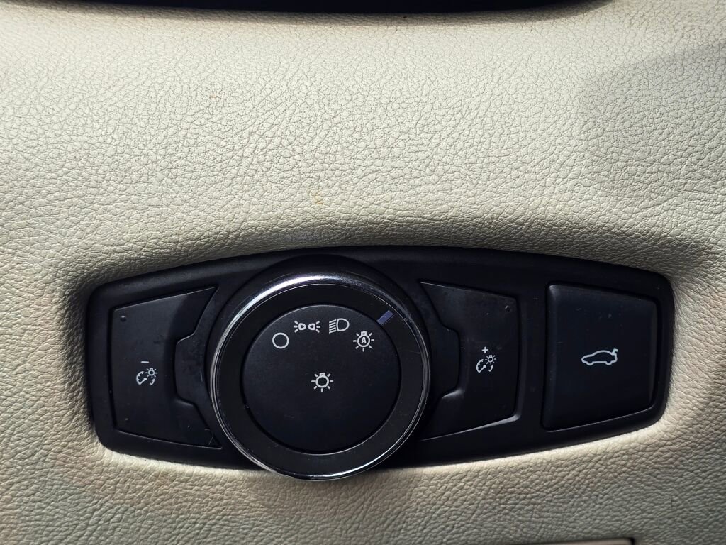 Used 2017 Lincoln Continental Select image 28