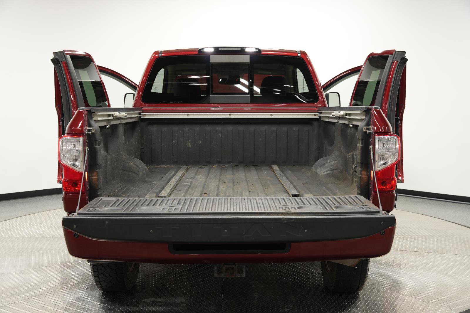 Used 2017 Nissan Titan SV image 13