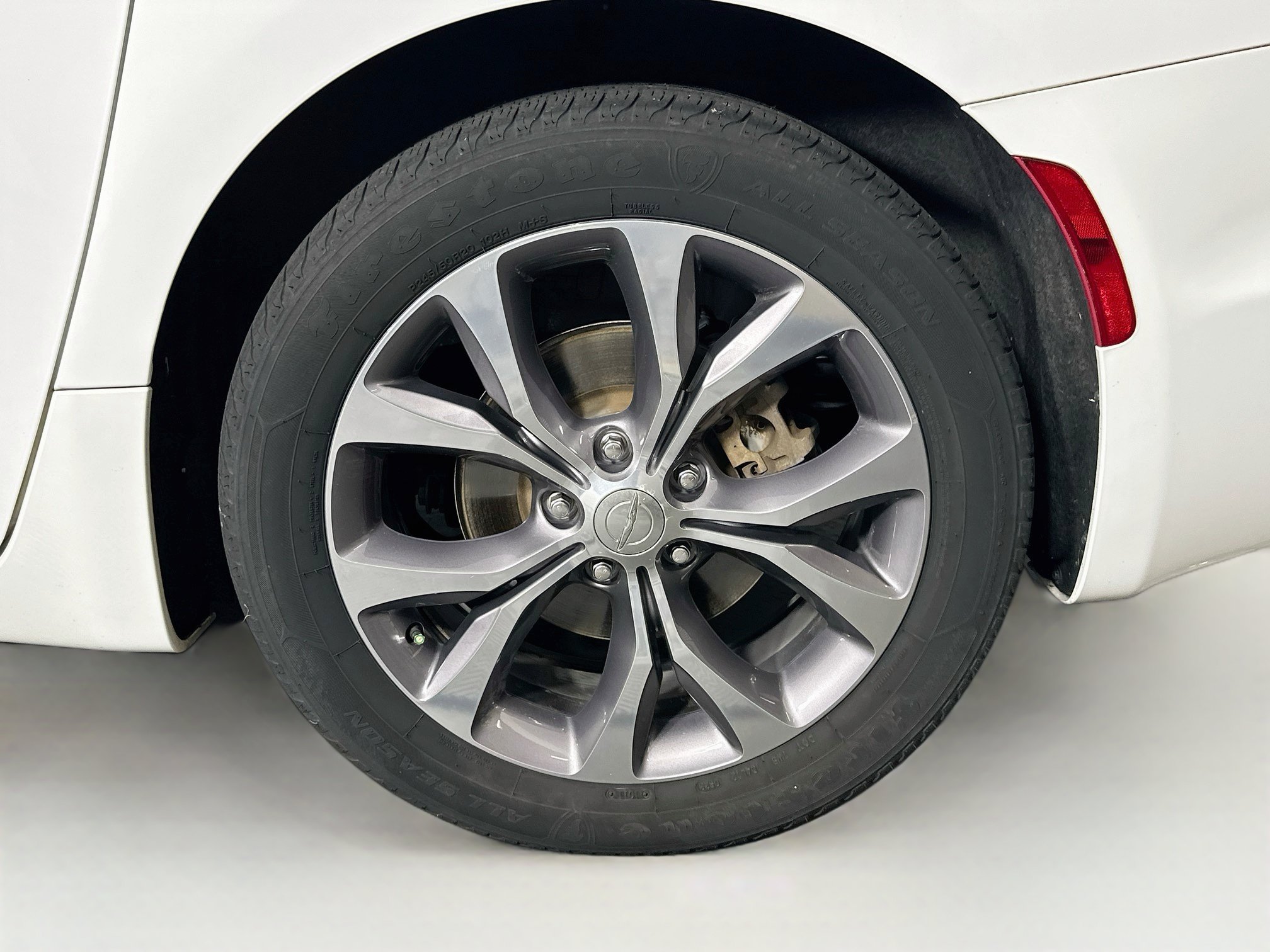 Used 2020 Chrysler Pacifica Limited w/ Tire & Wheel Group FWD image 11