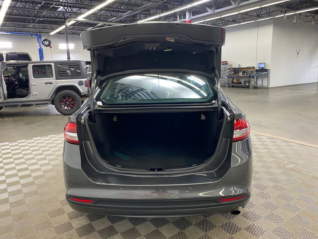 Used 2018 Ford Fusion SE w/ Fusion SE Technology Package FWD image 9