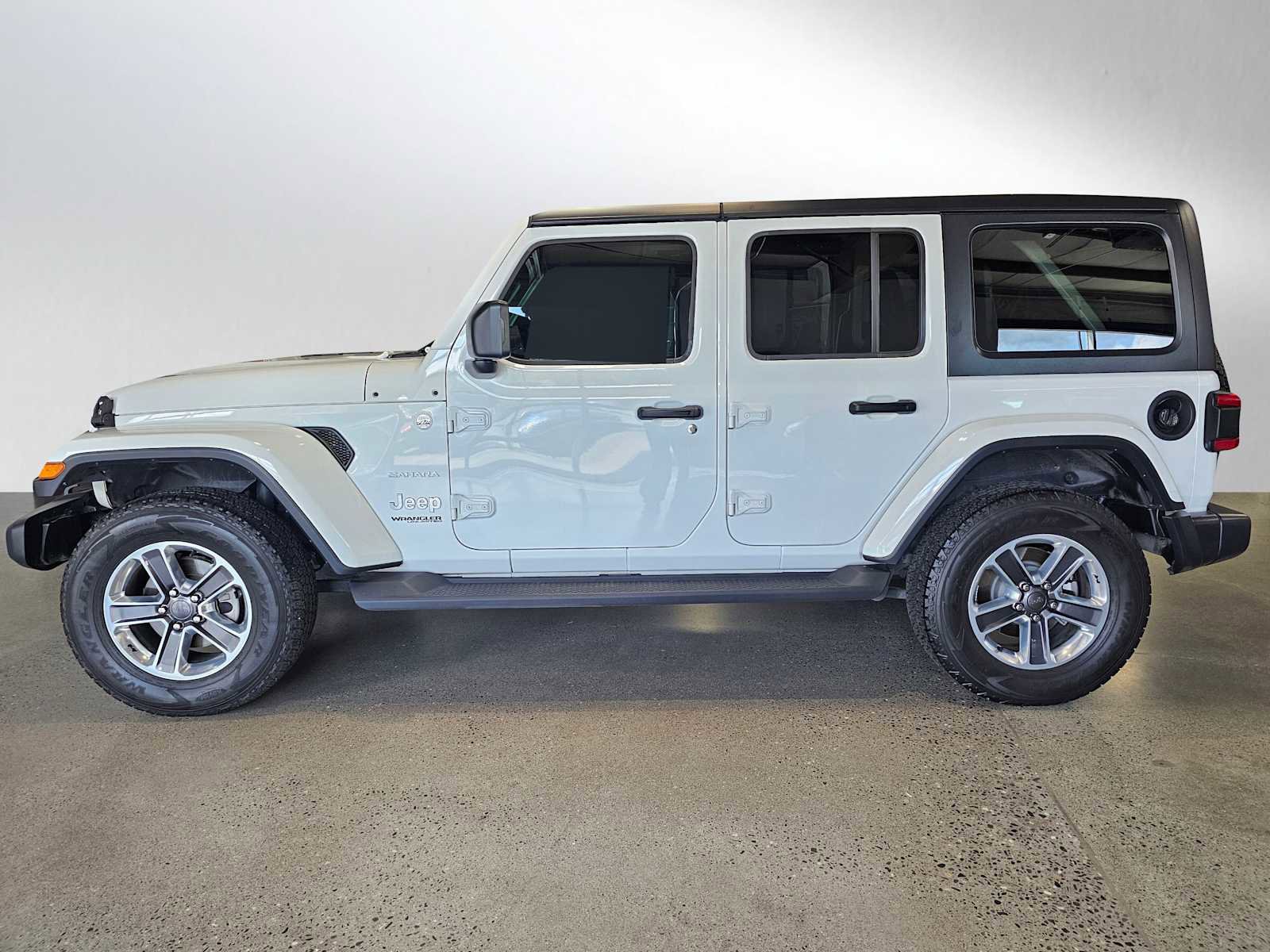 Used 2018 Jeep Wrangler Unlimited Sahara w/ Cold Weather Group image 4
