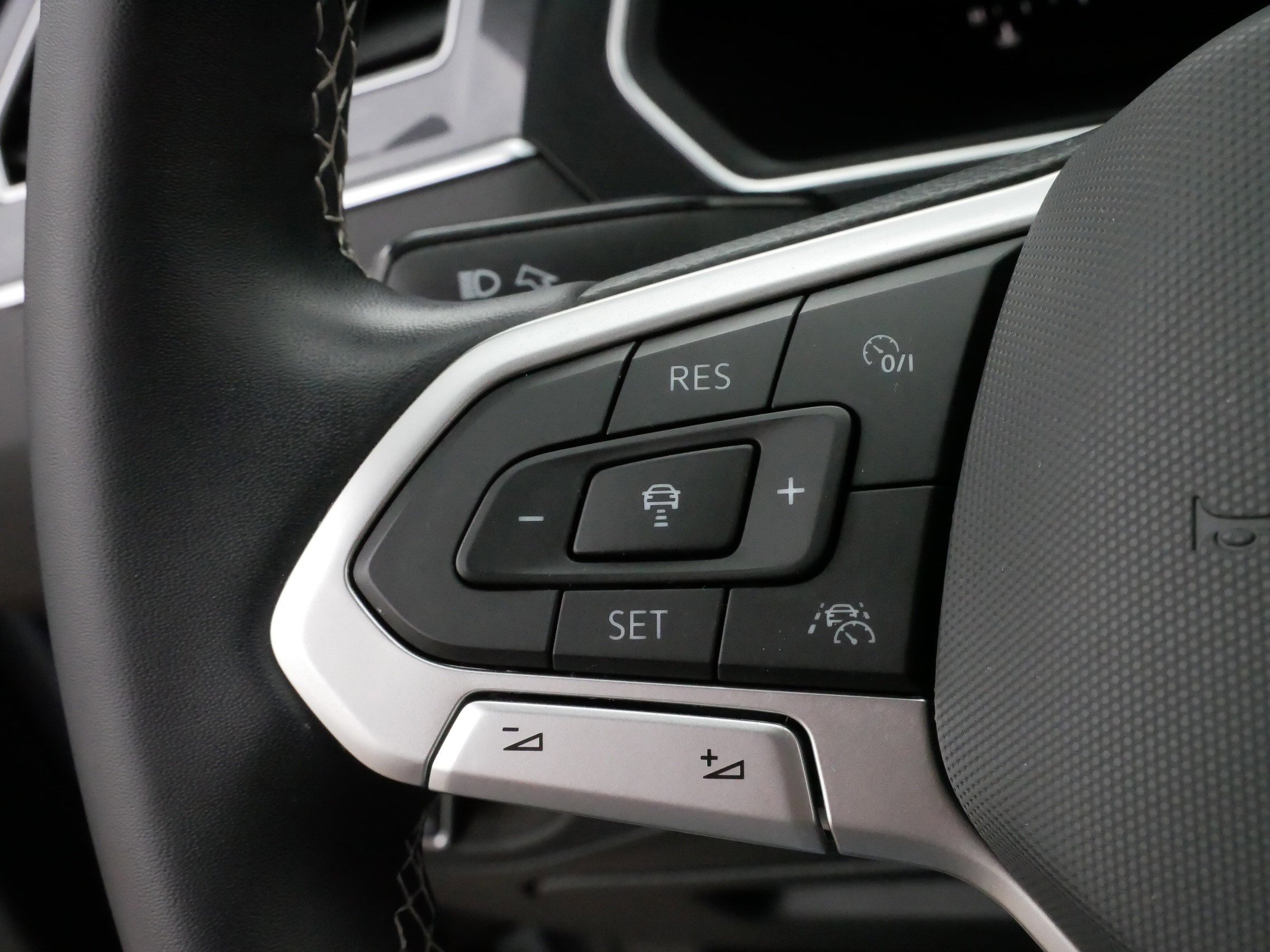 Certified 2022 Volkswagen Tiguan SE image 26