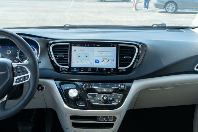 Used 2024 Chrysler Pacifica Touring-L FWD image 33