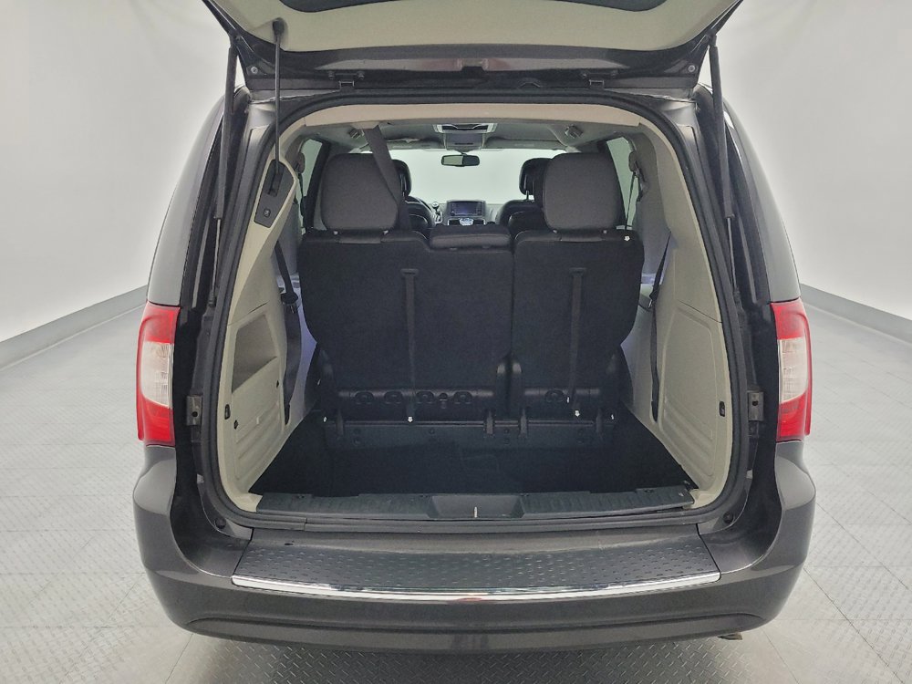 Used 2016 Chrysler Town & Country Touring FWD image 29