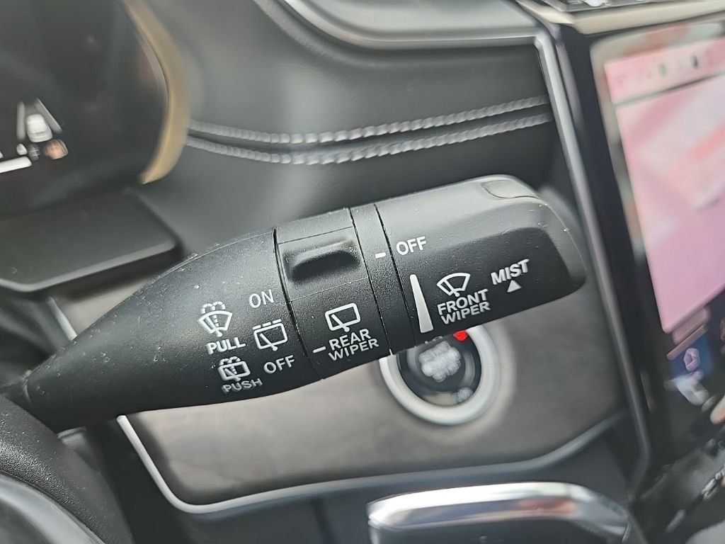 Used 2025 Jeep Grand Cherokee L Limited w/ Luxury Tech Group II image 39