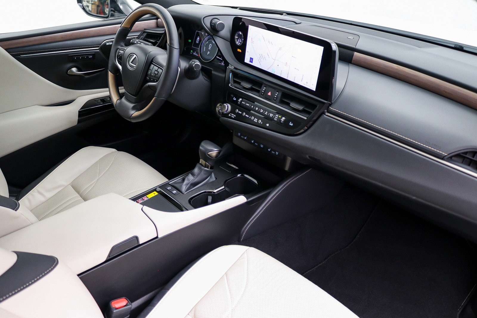 Used 2024 Lexus ES 300h w/ Luxury Package FWD image 21
