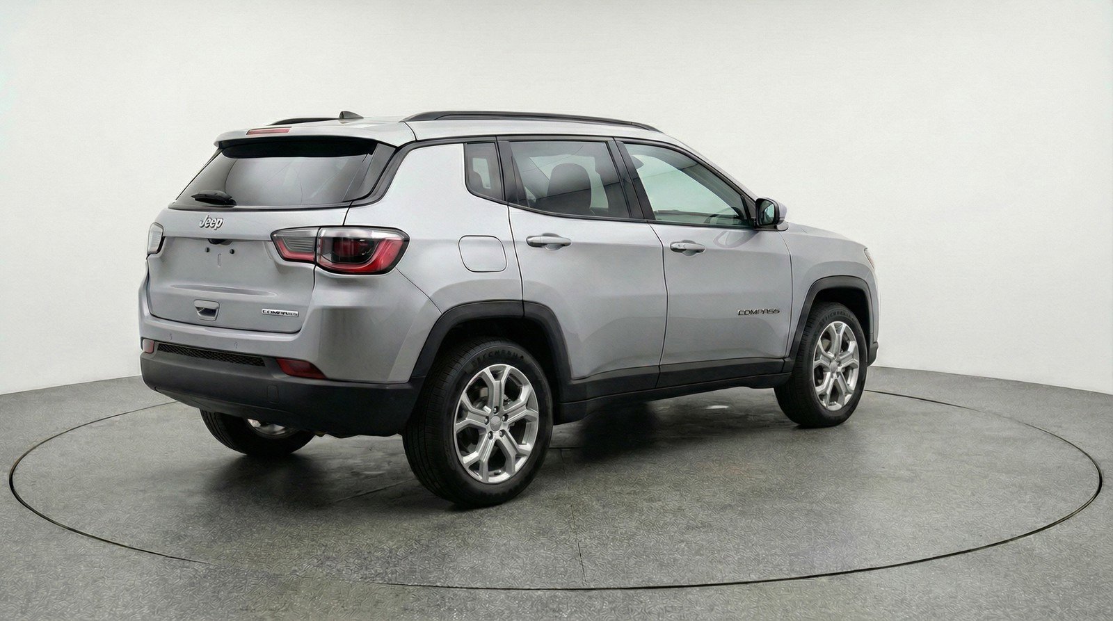 Used 2025 Jeep Compass Latitude AWD/4WD image 9