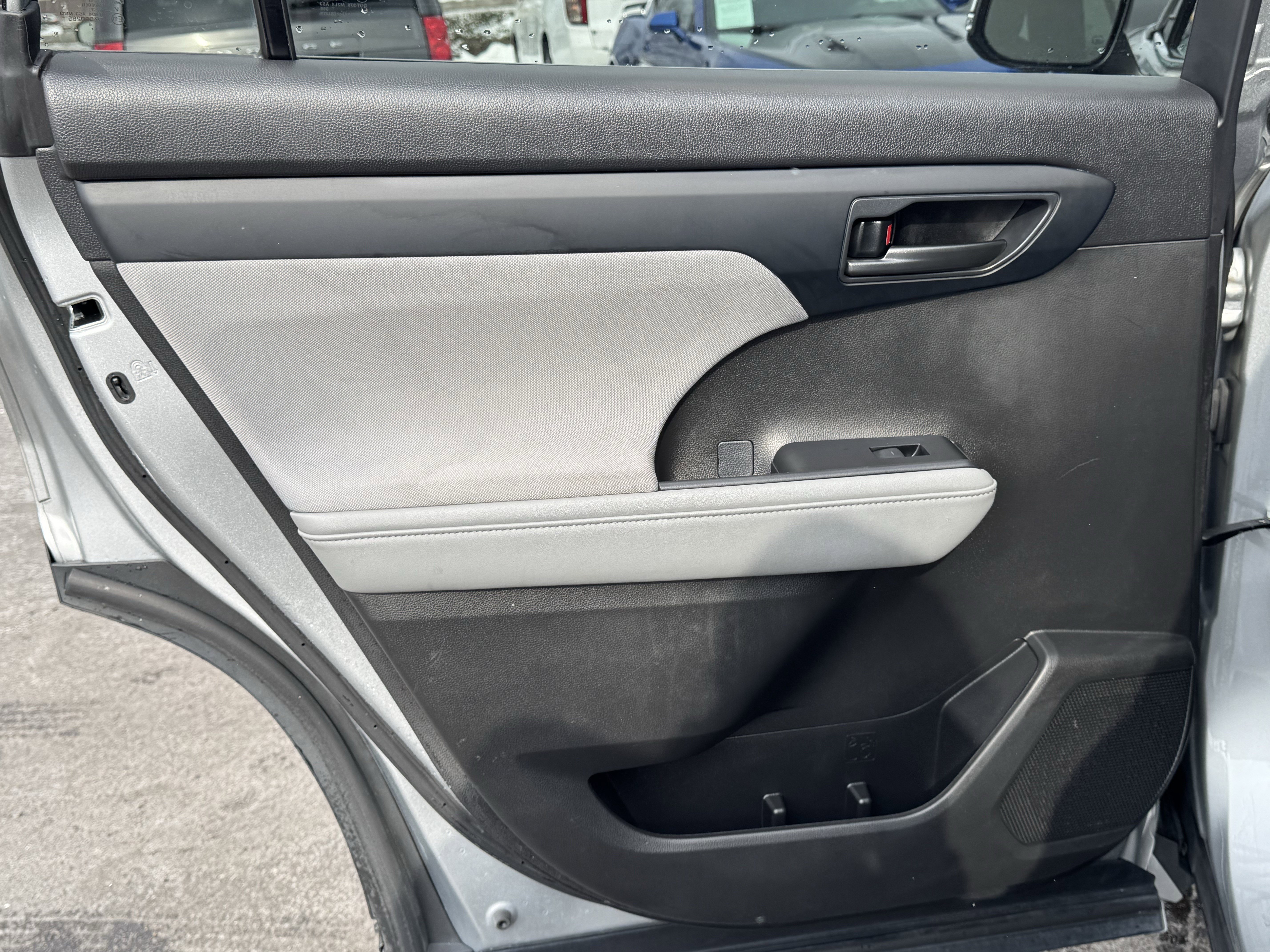 Used 2023 Toyota Highlander L image 30