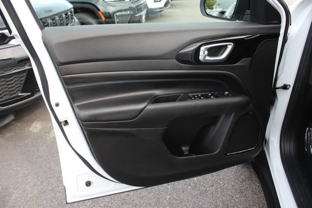 Used 2025 Jeep Compass Latitude w/ Convenience Group AWD/4WD image 19