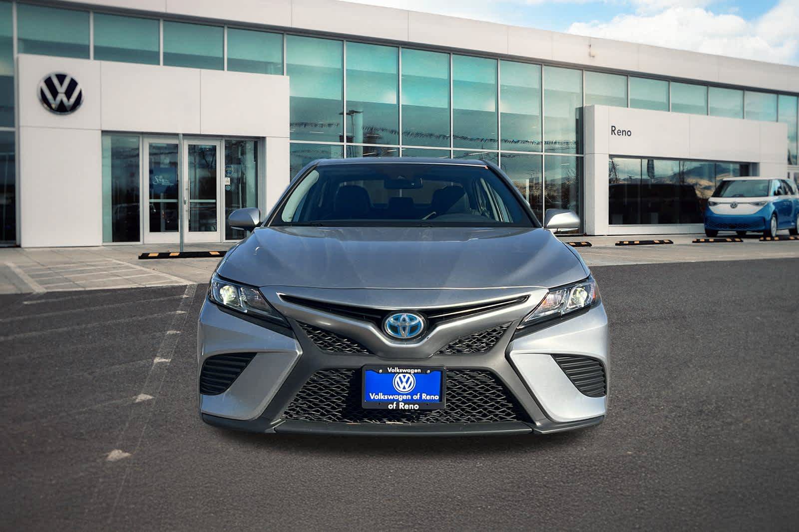 Used 2020 Toyota Camry SE w/ Sunroof Package FWD image 2